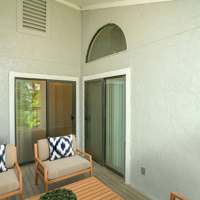 The View at Shelby Farms - Apartment Exterior with Table and Chairs