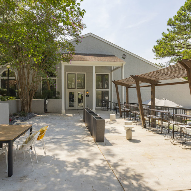 The View at Shelby Farms - Swimming Pool Lounge Area
